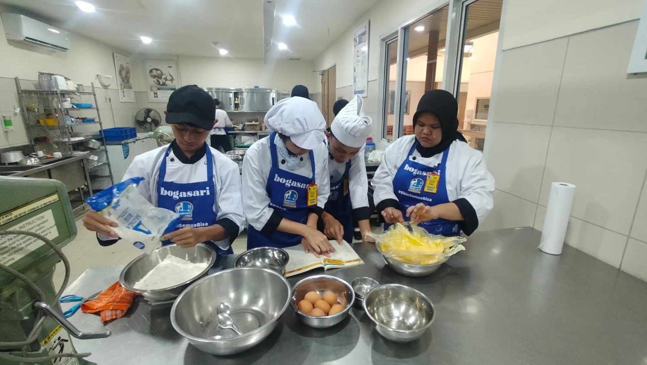 Siswa SMK Negeri 3 Sukabumi sedang memproduksi kue kering. Foto : Bogasari