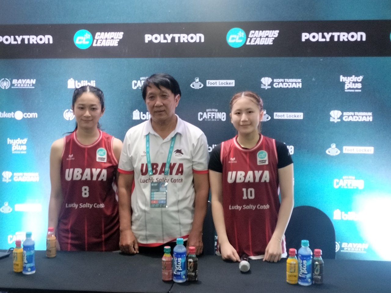 Dari kiri: Evelyn Fiyo (pemain tim basket putri Ubaya), Wellyanto Pribadi (pelatih), Mayviana Lysandra Tandiono (kapten tim). (Foto: Arif)