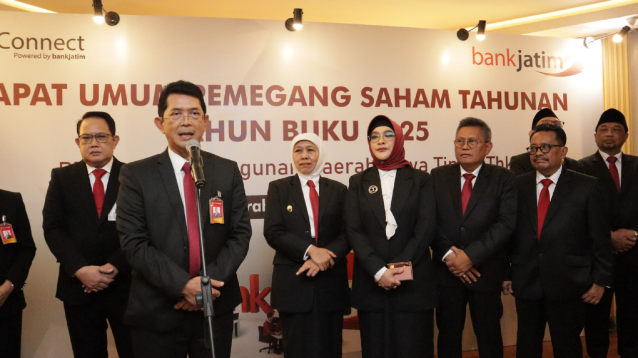 Gubernur Jatim Khofifah Indar Parawansa, Dirut Bank Jatim Winardi Legowo bersama jajaran komisaris dan direksi Bank Jatim usai menggelar RUPS, Rabu (6/5/2026). Foto : Peni Widarti