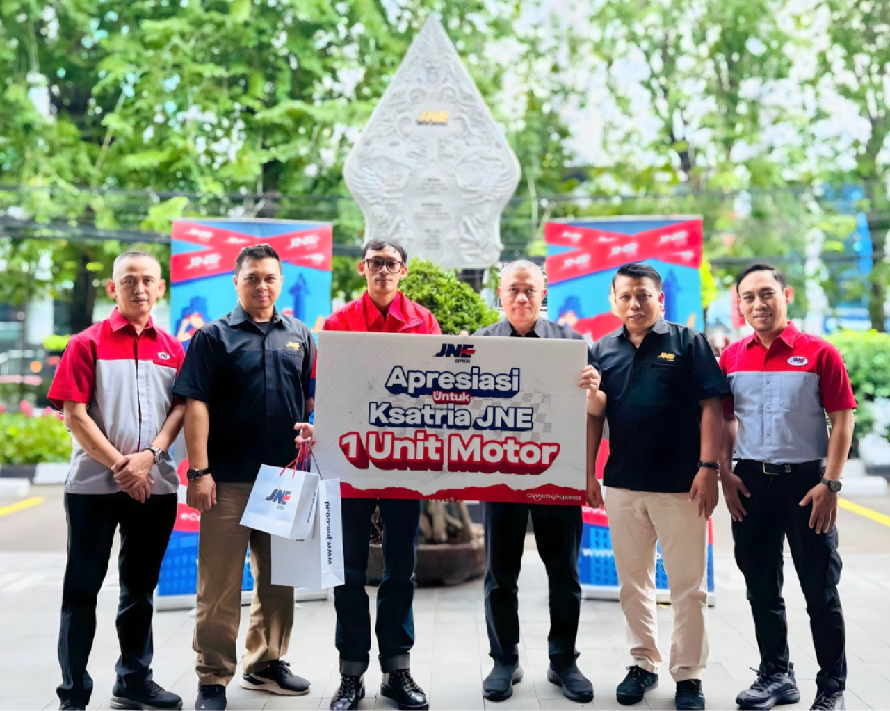 Pemberian apresiasi JNE kepada kurir ksatria JNE. Foto : JNE