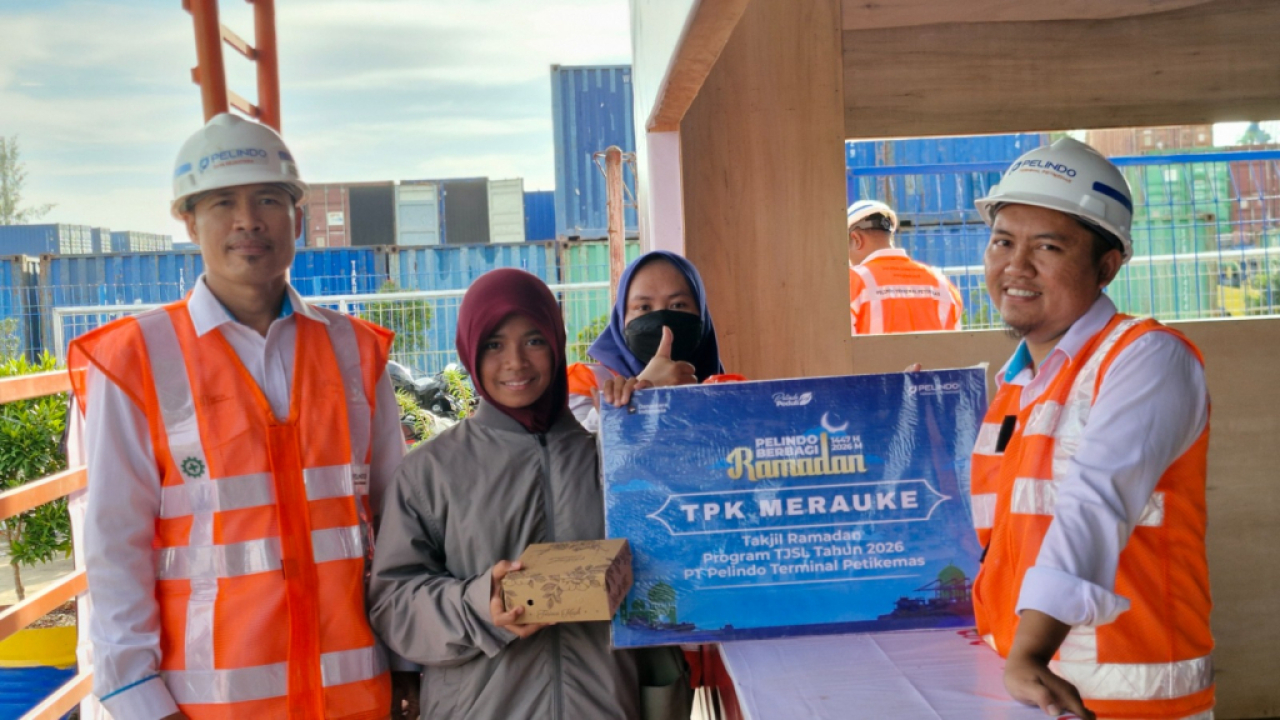 Pelindo TPK Merauke menyerahkan bantuan paket Ramadhan. Foto : Pelindo