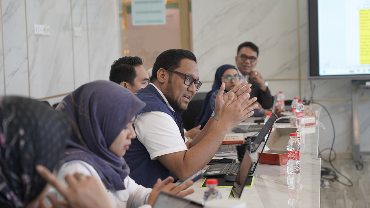 Manager Komunikasi Korporat & Hukum TPS, Adhi Kresna Novianto dalam pelatihan Penyusunan Sustainibility Report. Foto: dok.TPS.