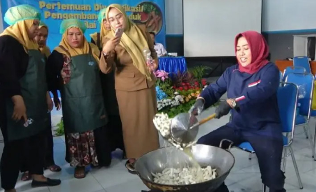 DKP Jatim menggelar pelatihan diversifikasi produk olahan ikan bagi UMKM Lamongan untuk meningkatkan ekonomi pesisir dan mendukung penurunan stunting di Jawa Timur.