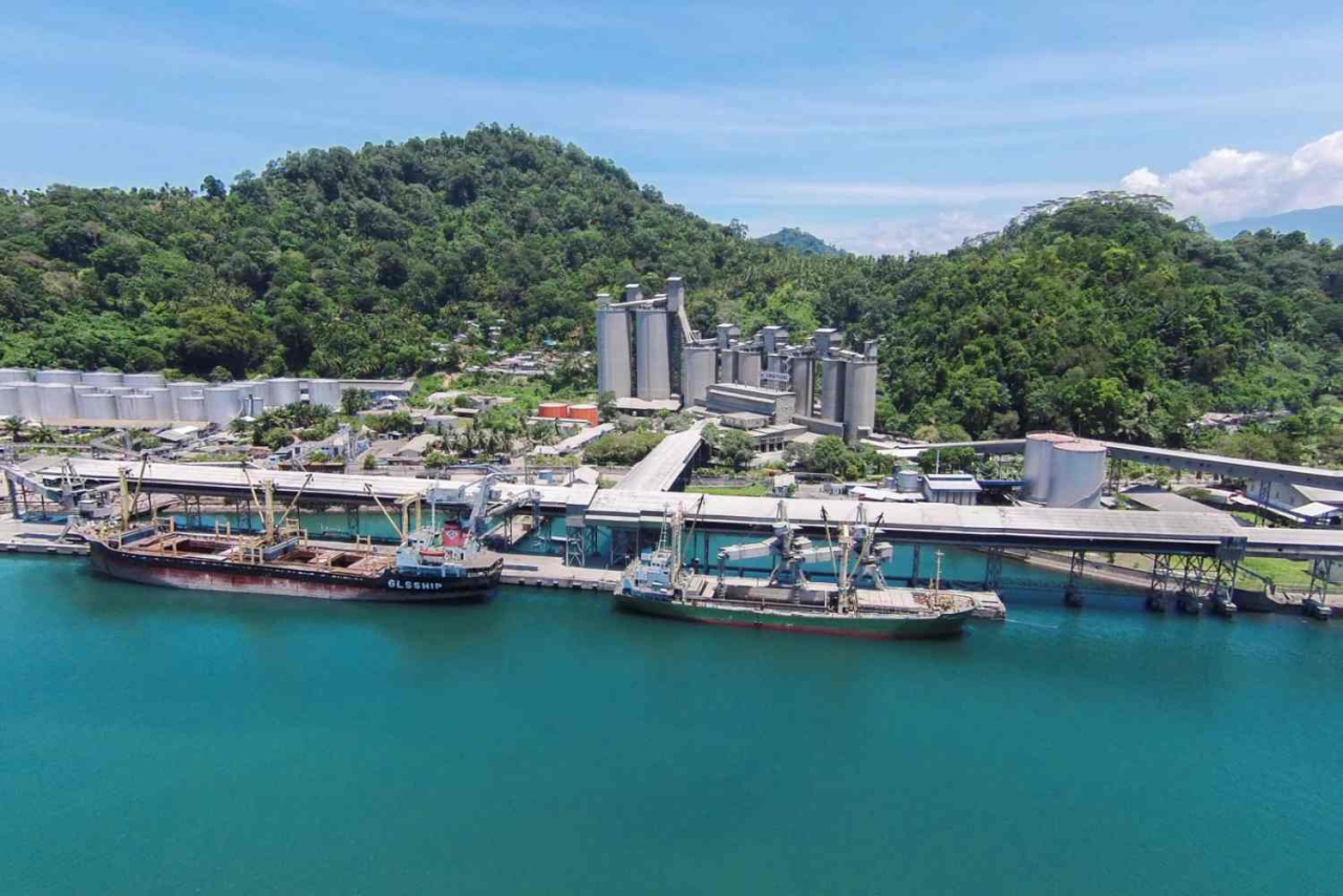 Fasilitas Pelabuhan Teluk Bayur milik SIG di Padang. Foto : SIG