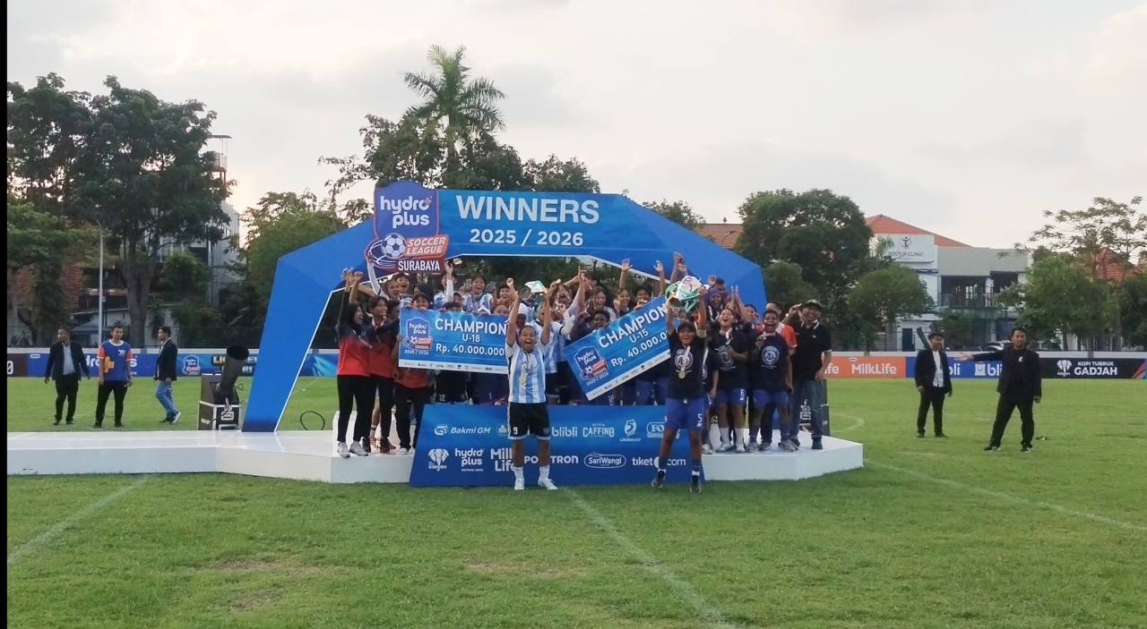 Selebrasi juara menutup kemeriahan HYDROPLUS Soccer League Surabaya 2025/2026 di Lapangan Bola Bogowonto, Sabtu (23/5).