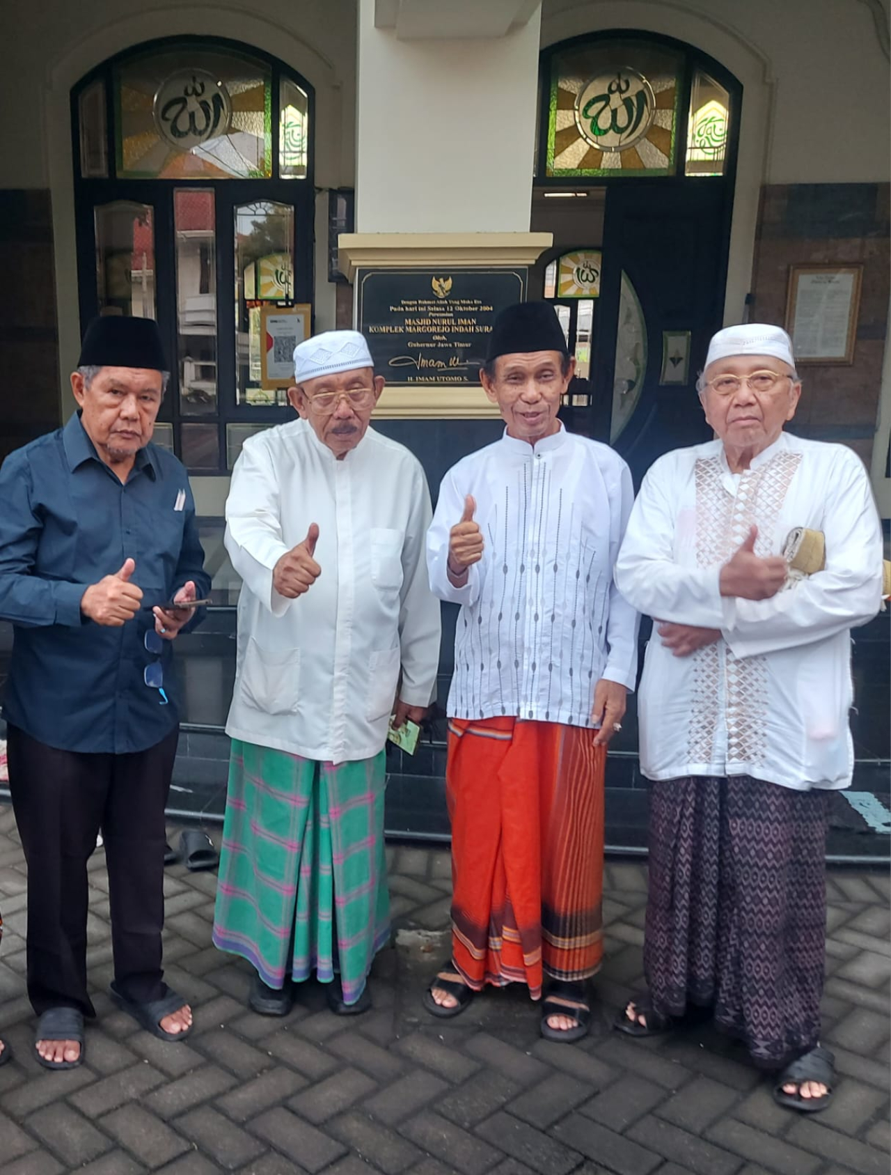 Kendati usianya lebih sepuluh windu, Imam Utomo masih gesit. ( foto : Istimewa )