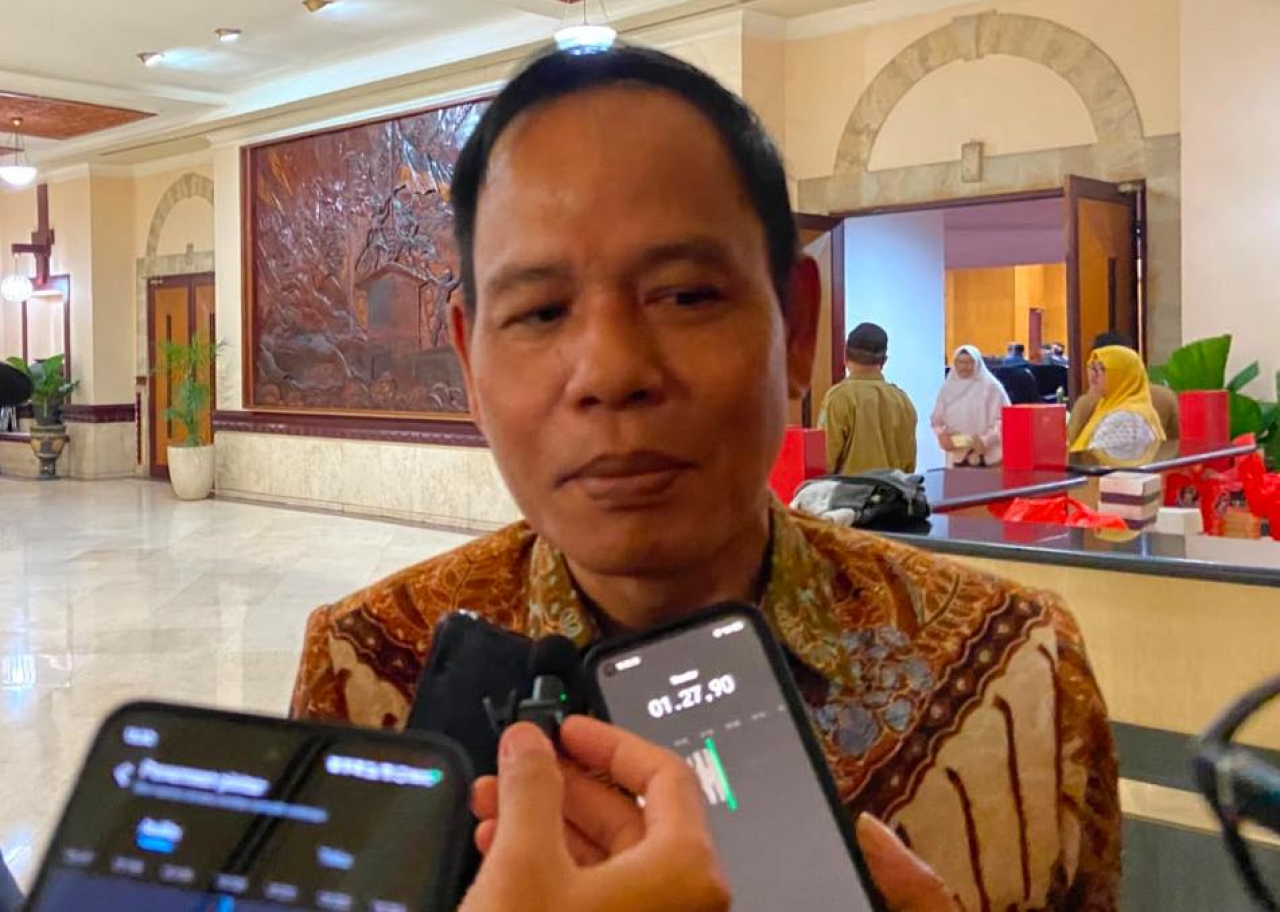 Ketua DPRD Surabaya Syaifuddin Zuhri  menjelaskan, kebijakan ini merupakan bagian dari upaya pembenahan internal DPRD ( Foto : Soemadji/Jatimkini.com)