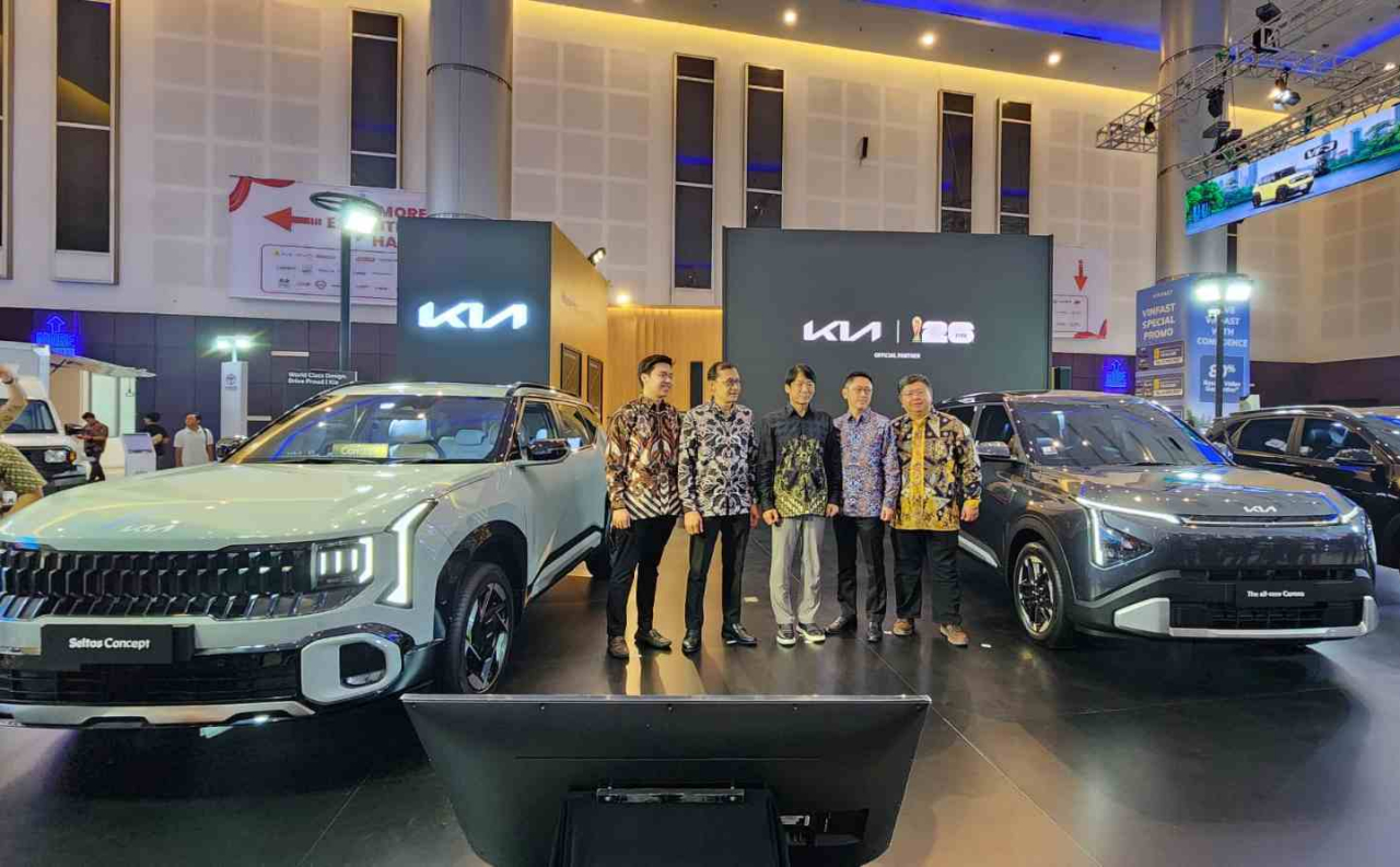 KIA memamerkan 3 lini produk unggulan di IIMS Surabaya. Foto : Peni Widarti