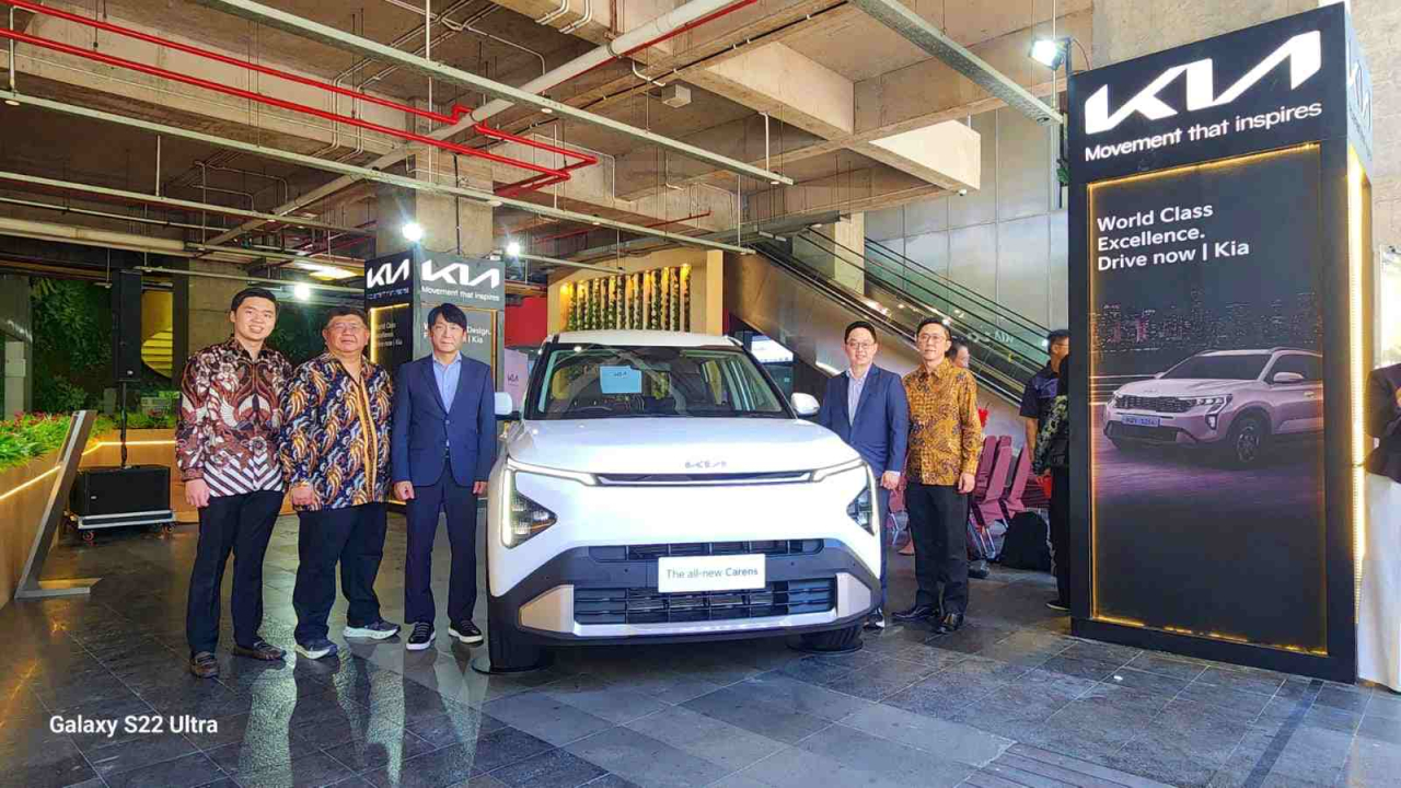 Presiden Direktur KIA Sales Indonesia, Jong Sung Park (ketiga kiri) dan Presiden Direktur KIA Azimut Group, Rudy Surjanto (kedua kiri) di showroom pertama KIA di Surabaya. Foto : Peni Widarti