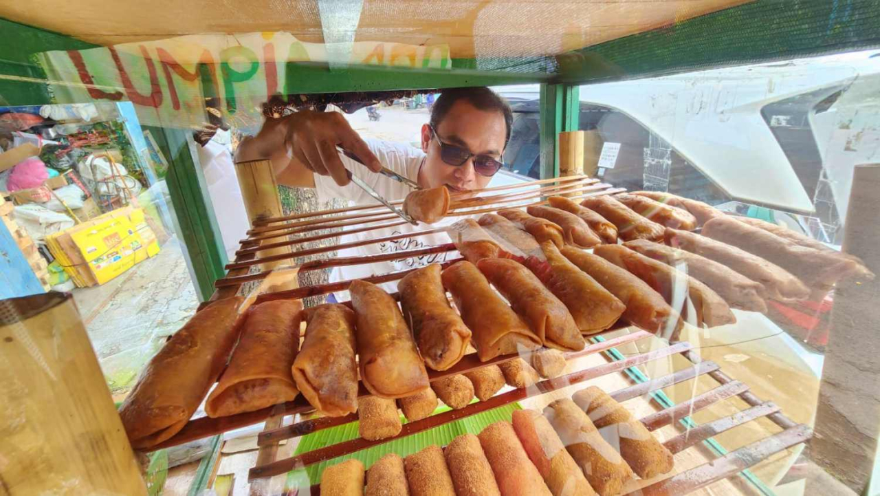 Owner Lumpia Sambongan, Anwar Ika di kedai lumpia Sambongan. Foto : Peni Widarti