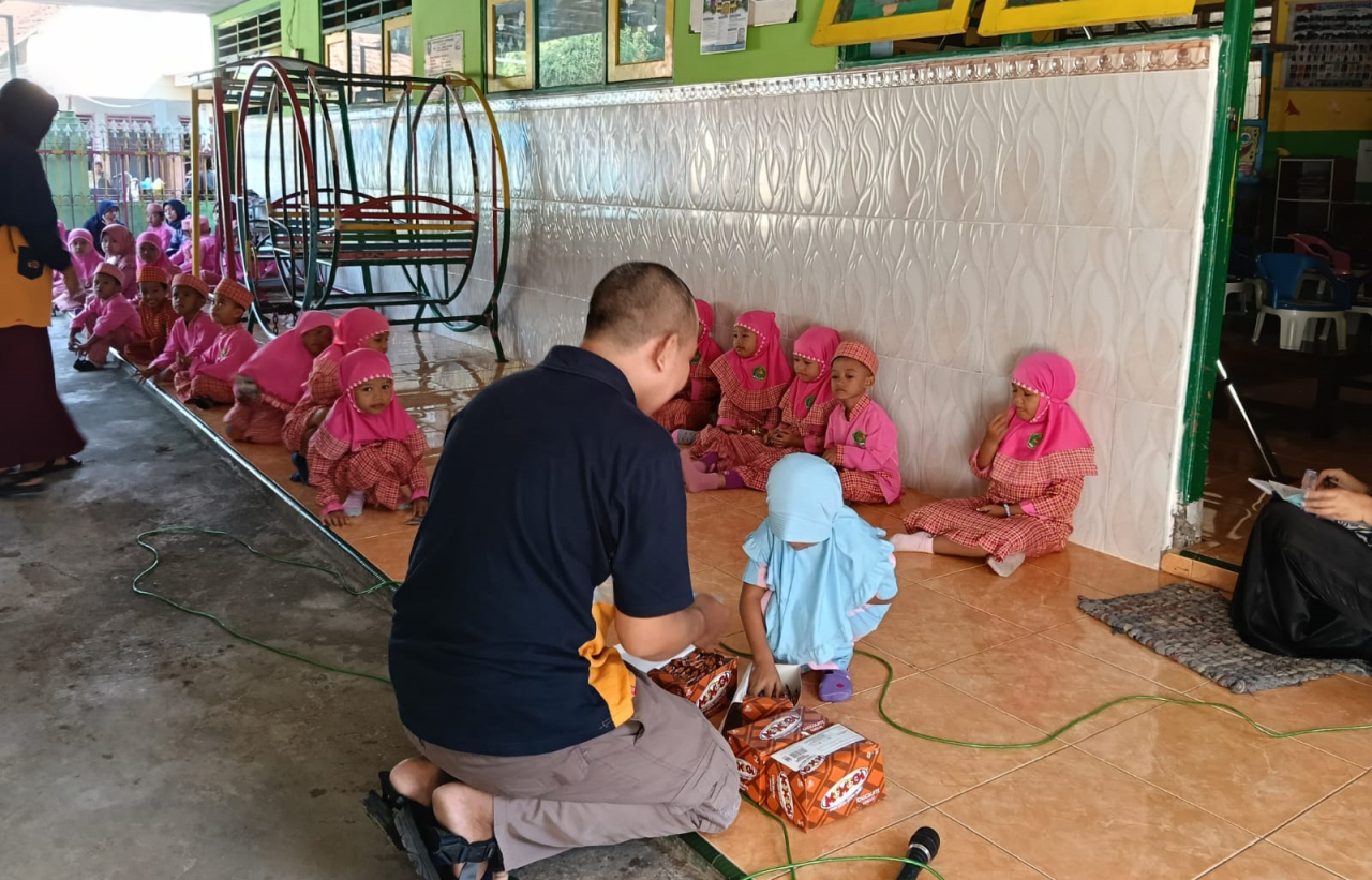 Tim Pengmas memberikan literasi edukasi mengelola uang di RA Muslimat, Bareng, Jombang. (Foto: dok.Pengmas Unair)
