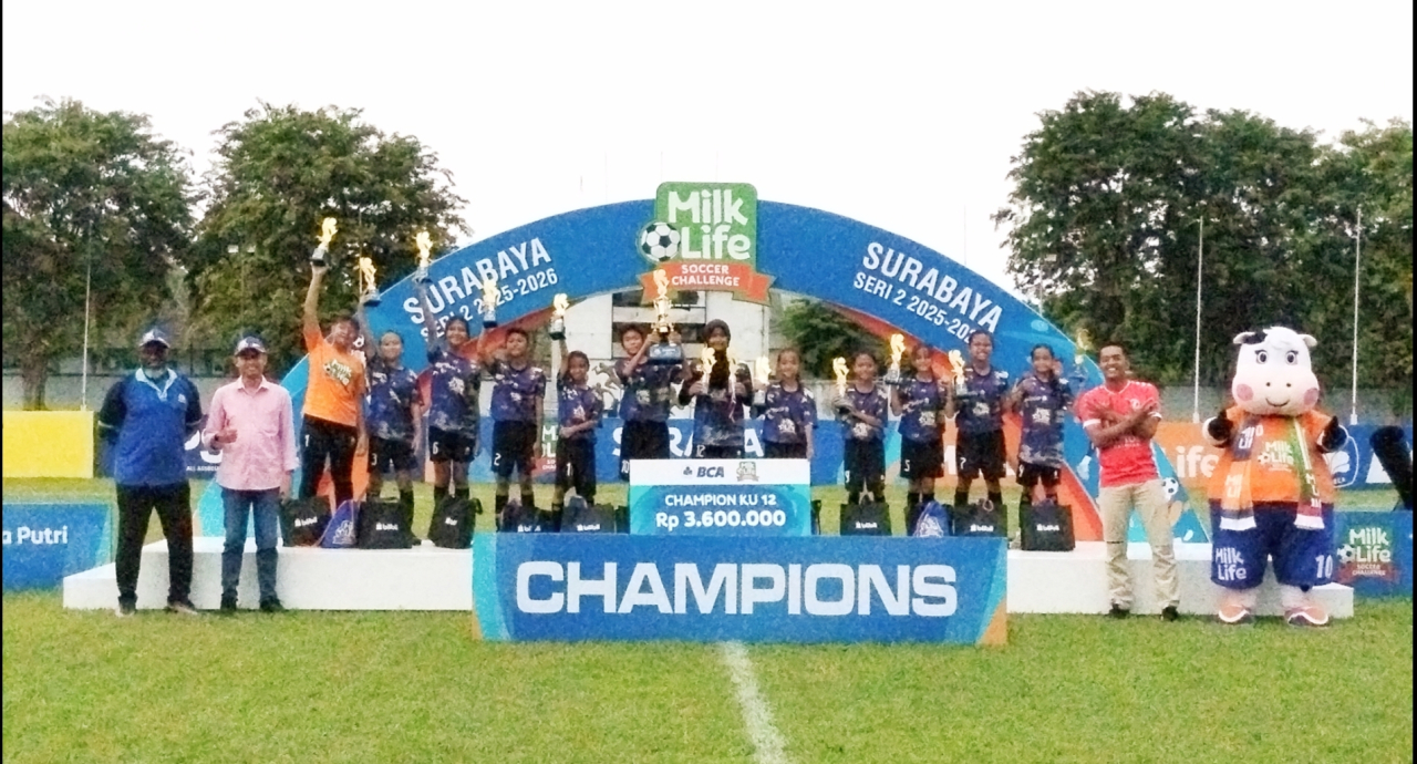 Tim sepak bola putri SDN Pacarkeling V/186B Surabaya merayakan gelar juara KU-12 MilkLife Soccer Challenge Surabaya Seri 2 2025-2026 di Lapangan Jala Krida Mandala, Minggu (17/5/2026).