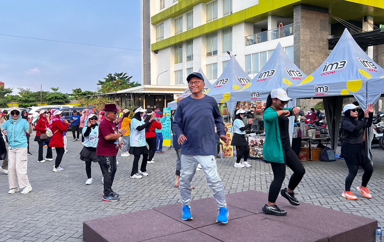 Senam dahlan iskan menjadi daya tarik lantaran sang pendiri, Dahlan Iskan turut hadir dalam kolaborasi Dafam Pacific Caesar Surabaya dengan AWS. (Foto: dok.DPCS)