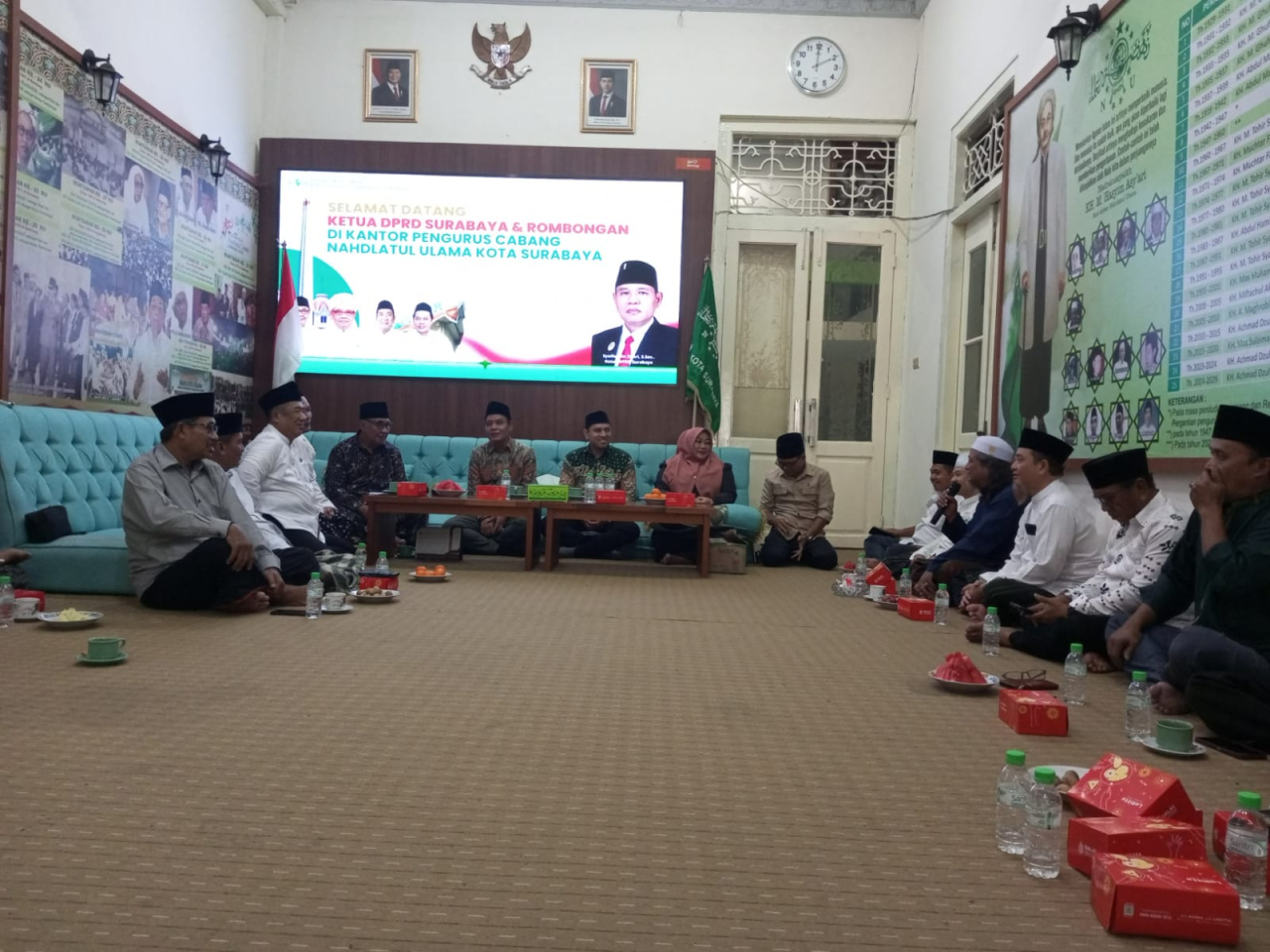 Ketua DPRD Surabaya melakukan silaturahmi dengan jajaran Pengurus Cabang Nahdlatul Ulama (PCNU) di kantor PCNU Surabaya, Bubutan VI / 2 Surabaya ( Foto : Soemadji/ Jatimkini.com)