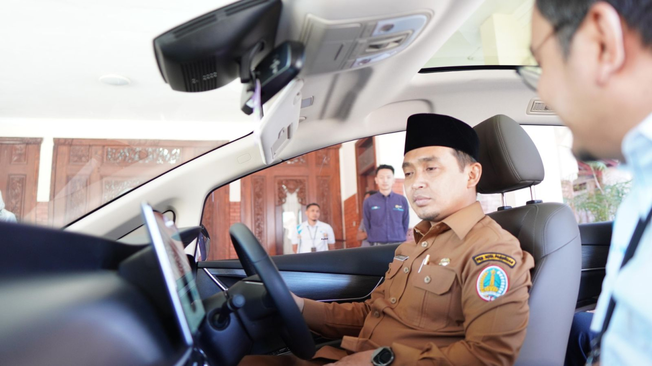 Walikota Pasuruan Adi Hidayat mencoba test drive kendaraan listrik bersama PLN UP3 Pasuruan di Kantor Walikota Pasuruan.