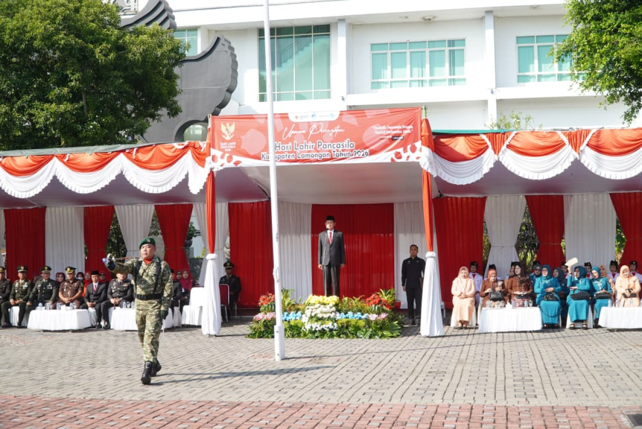 Bupati Lamongan Yuhronur Efendi memimpin upacara peringatan Hari Lahir Pancasila. Foto: Diskominfo Lamongan