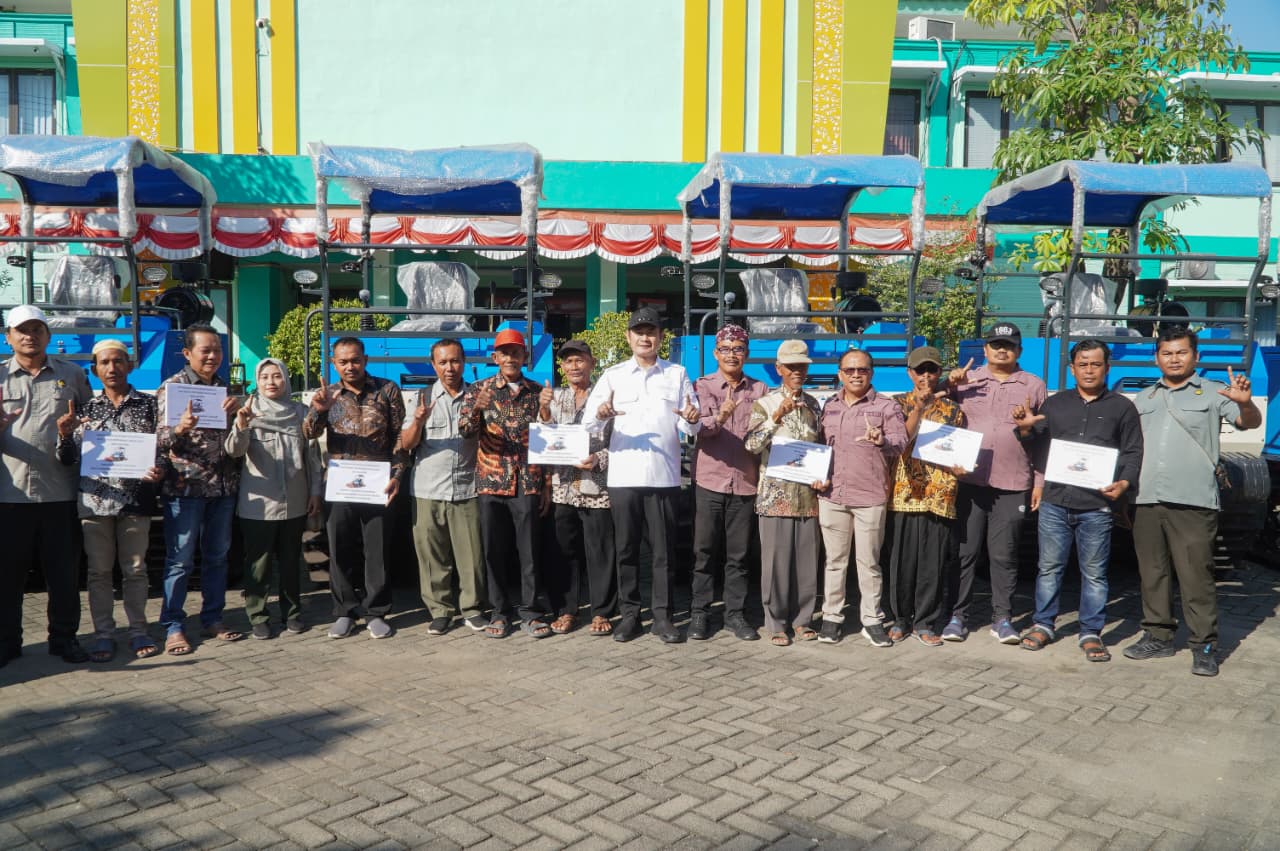 Amankan Swasembada Pangan, Bupati Lamongan Salurkan Alsintan dan Sarana Irigasi