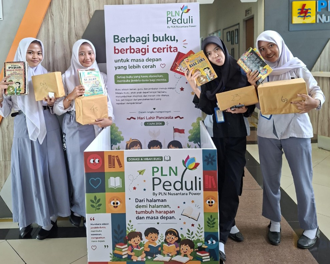 PLN NP UP Brantas Donasikan 542 Buku untuk Pustaka Semesta MIBA Sengguruh