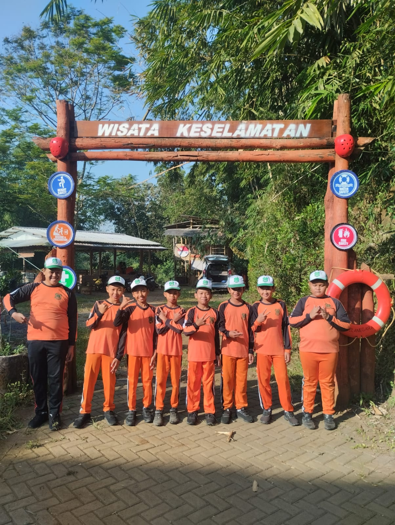 Siswa Madrasah Ibtidaiah (MI) Sunan Giri, Kabupaten Malang, mengikuti kegiatan edukasi keselamatan. Foto: Wisata Keselamatan Karangduren