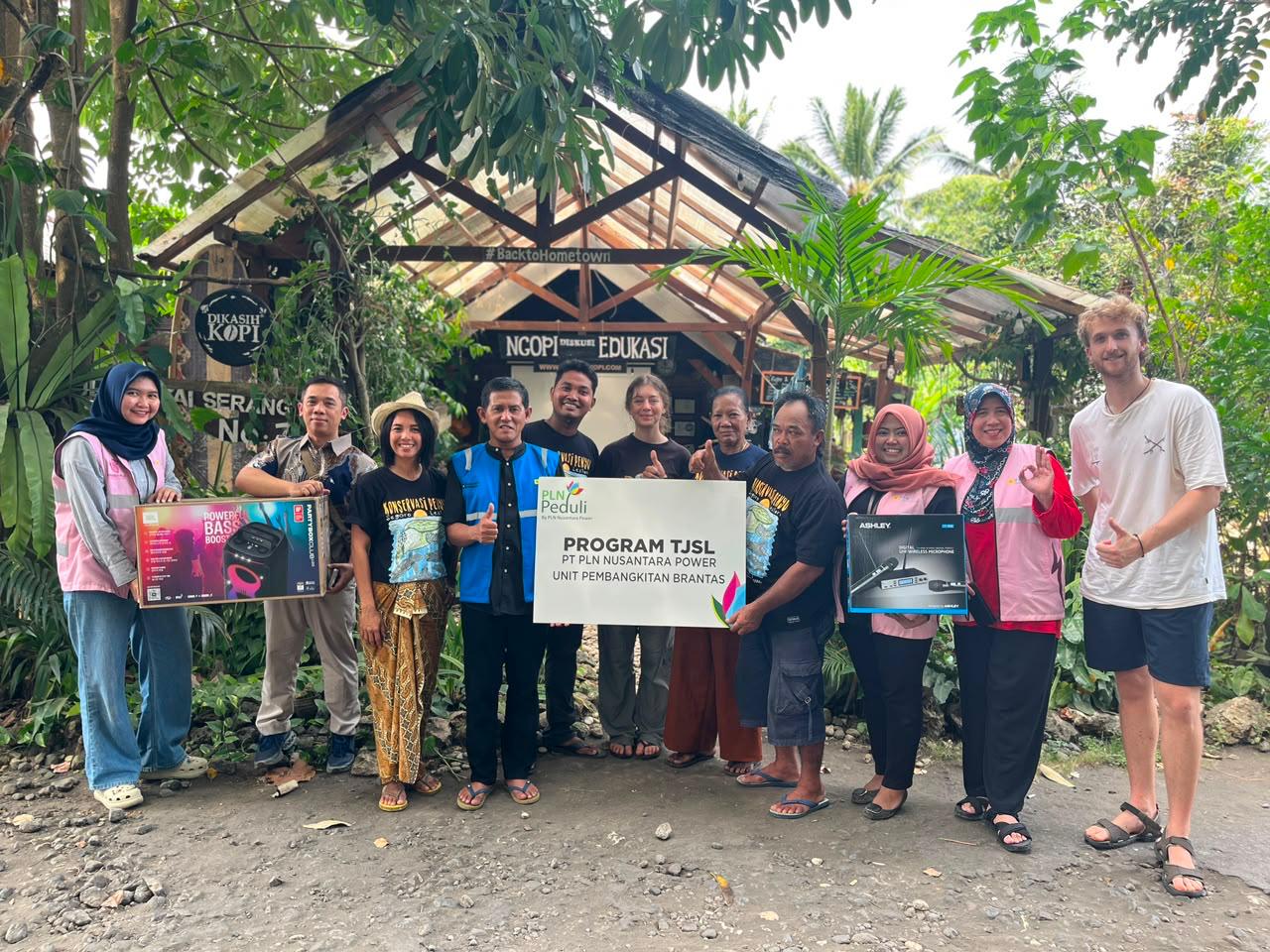 PLN NP UP Brantas menyerahkan sarana konservasi kepada Kelompok Konservasi Penyu Segoro Lestari di Desa Serang, Kecamatan Panggungrejo, Kabupaten Blitar, Jawa Timur. Foto: PLN NP UP Brantas
