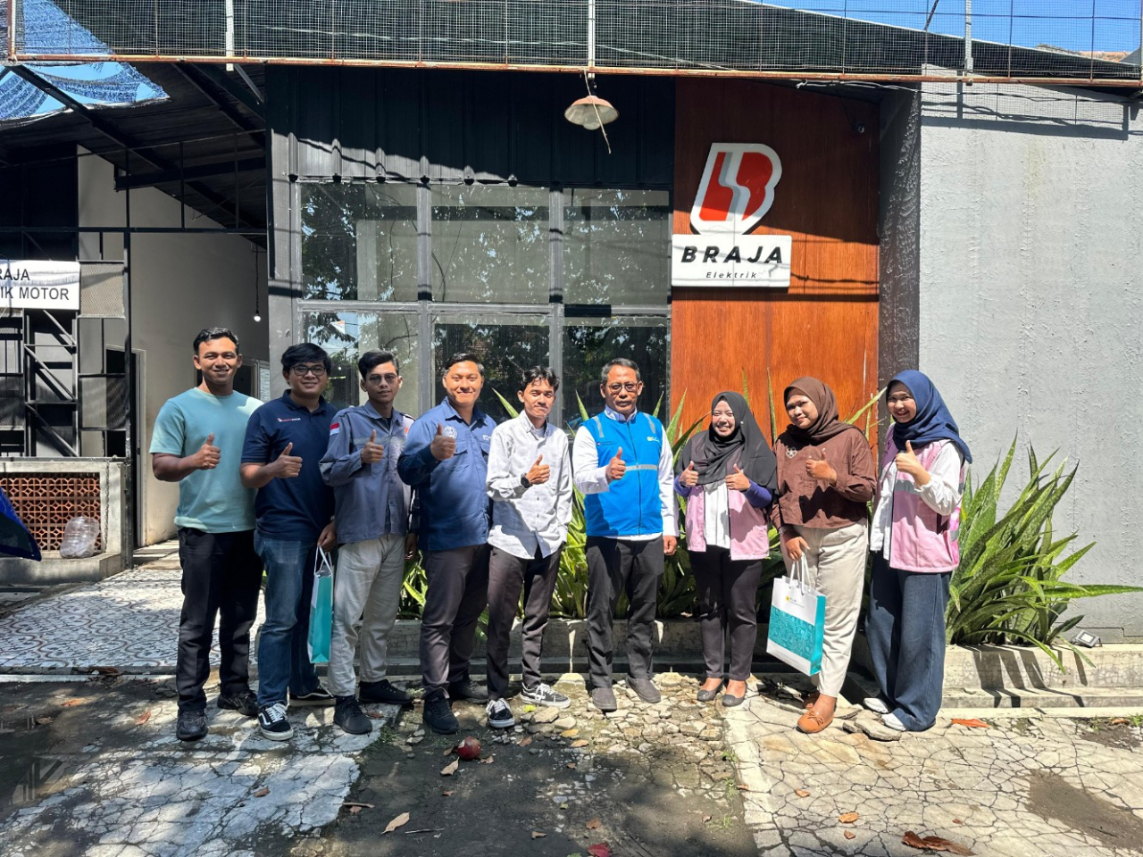 PLN NP UP Brantas mendampingi tenaga pendidik dan teknisi SMK Brantas Karangkates, Kabupaten Malang, magang di PT Braja Elektrik Motor, Surabaya. Foto: PLN NP UP Brantas