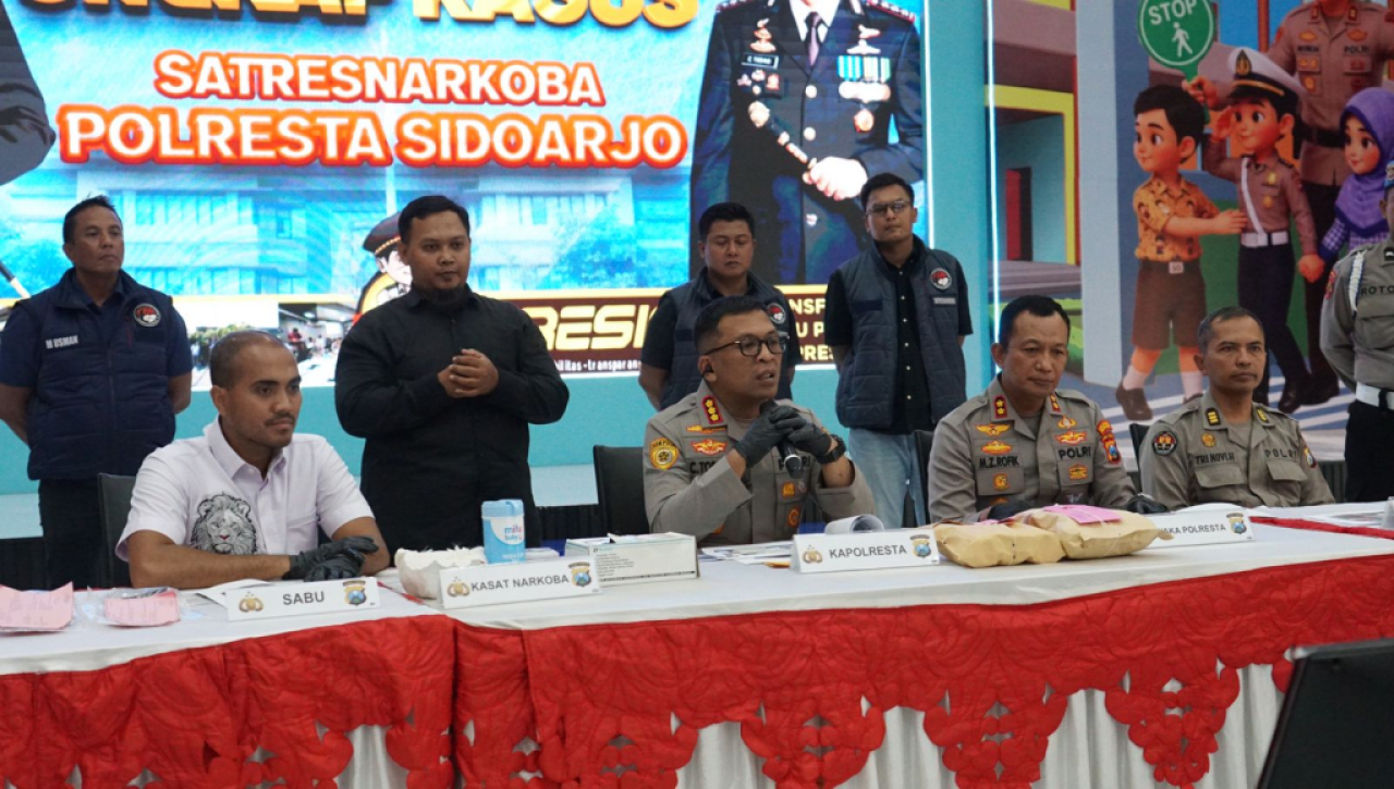 Pemaparan hasil tangkapan polisi terhadap 2 WNA dalam kasus peredaran narkotika di Sidoarjo. Foto : Polresta Sidoarjo