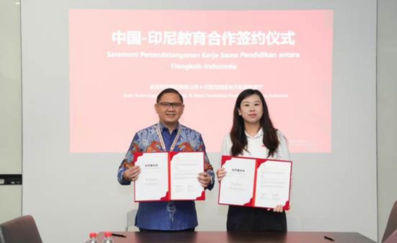 Penandatanganan Letter of Intent (LoI) antara Dinas Pendidikan Jatim dan HGI Research Center di Shanghai, Tiongkok. Foto : ist