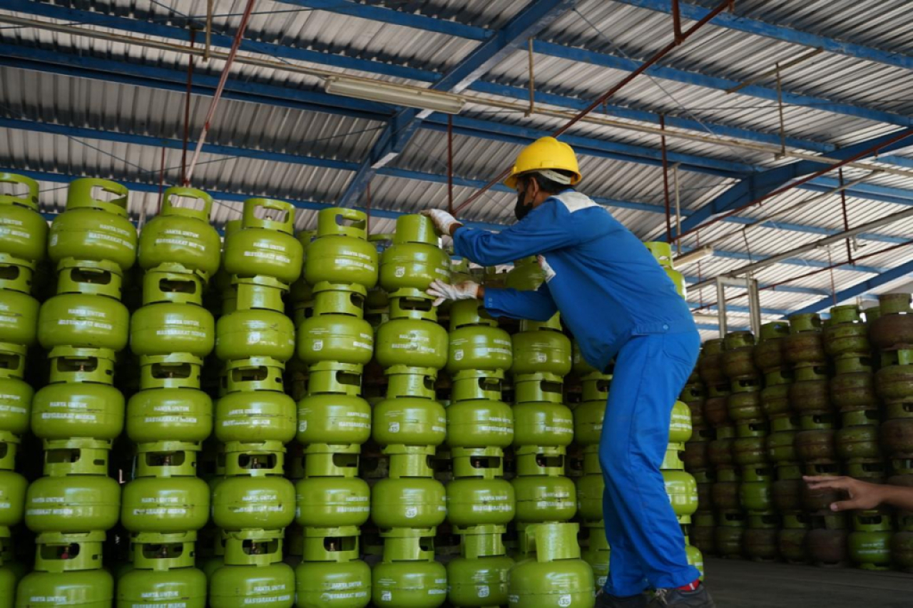 Pertamina Patra Niaga Jatimbalinus menambah stok LPG 3kg di Jatim. Foto : Pertamina