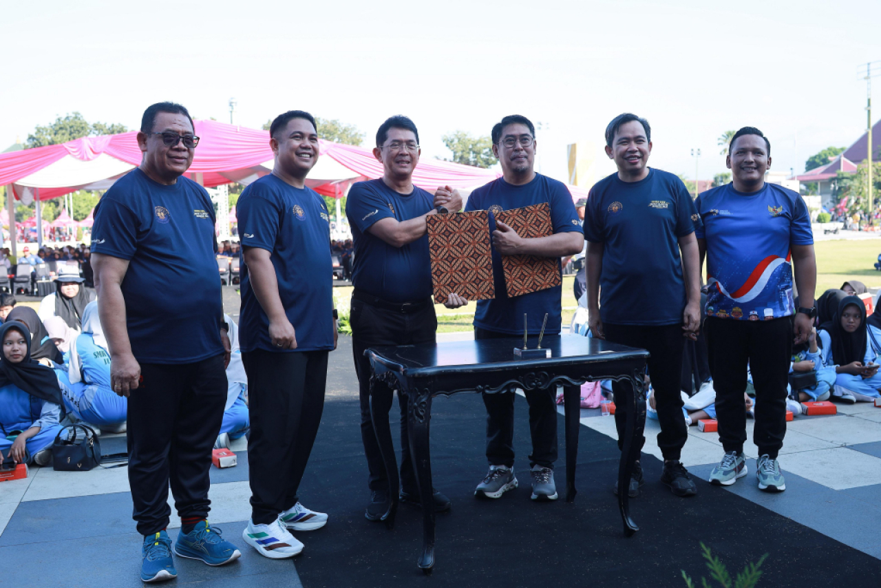 Jalan Sehat Gerakan Nasional Migran Aman yang diinisiasi Kementerian Pelindungan Pekerja Migran Indonesia (KP2MI) di Alun-Alun Jember. Foto : Bank Jatim