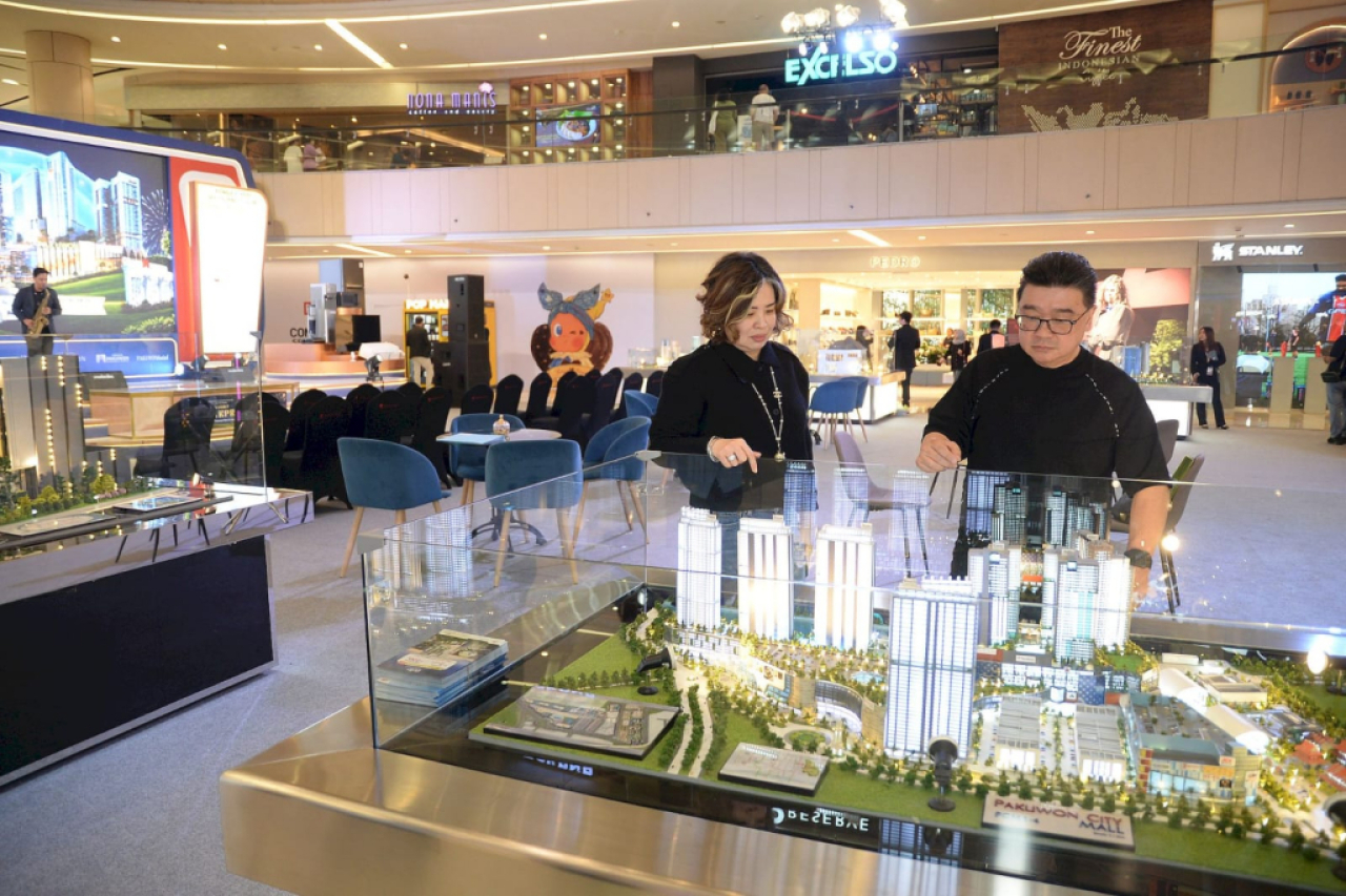 Direktur Pakuwon Sutandi Purnomosidi (kanan) dan GM Marketing Pakuwon Liliani Harsono (kiri) di area pameran Pesta KPR 2026 di TP Surabaya. Foto : Peni widarti