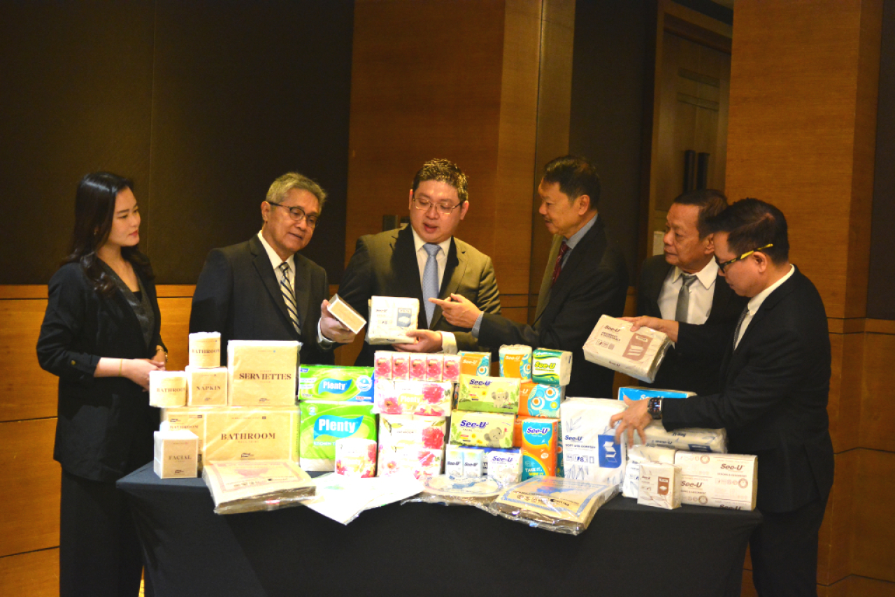Jajaran direksi PT Suparma Tbk usai menggelar RUPS. Foto : Suparma