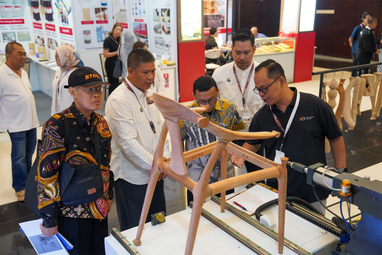 Ketua Umum HIMKI, Abdul Sobur (depan dua dari kiri) di sela pameran Indowood Expo 2026 di Grand City Surabaya. (Foto: dok.HIMKI)