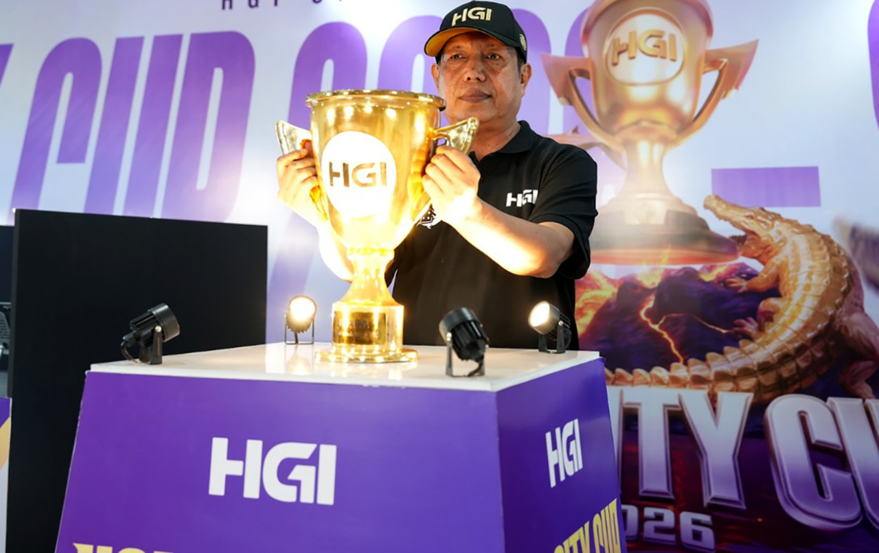 Ateng Sopyan Nurdin mengangkat trofi jura HGI City Cup 2026