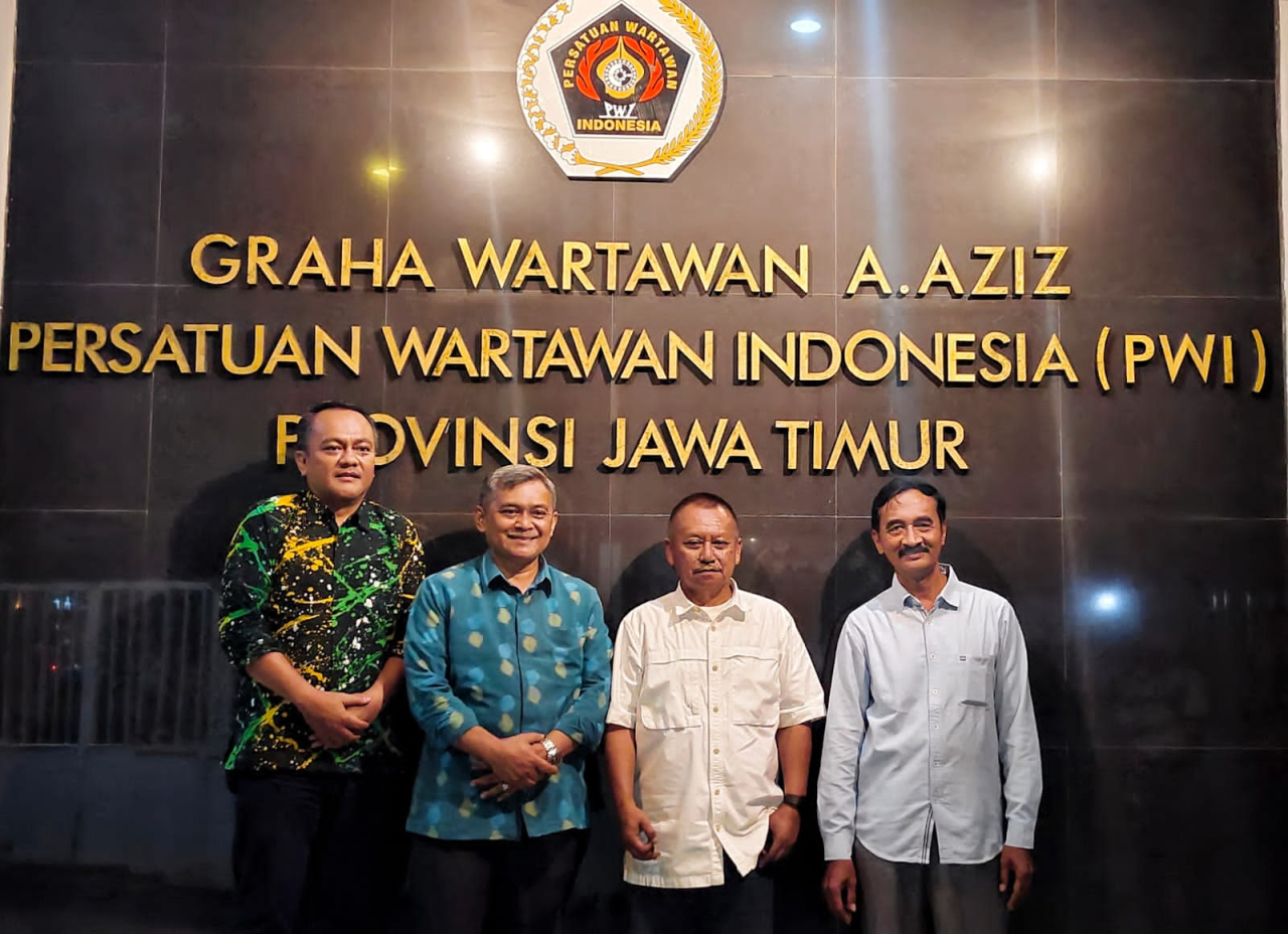 Kepala Badan Koordinasi Wilayah (Bakorwil) Malang Asep Kusdinar melakukan diskusi bersama Ketua Persatuan Wartawan Indonesia (PWI) Jawa Timur Lutfil Hakim di Kantor PWI Jawa Timur ( Foto : Istimewa )