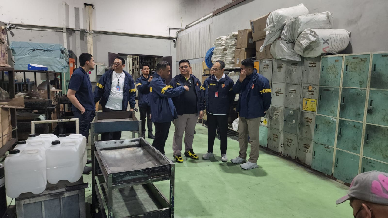 Salah satu kantor di kawasan Waru disita Tim Penyidik Direktorat Tindak Pidana Ekonomi dan Khusus Bareskrim Polri (