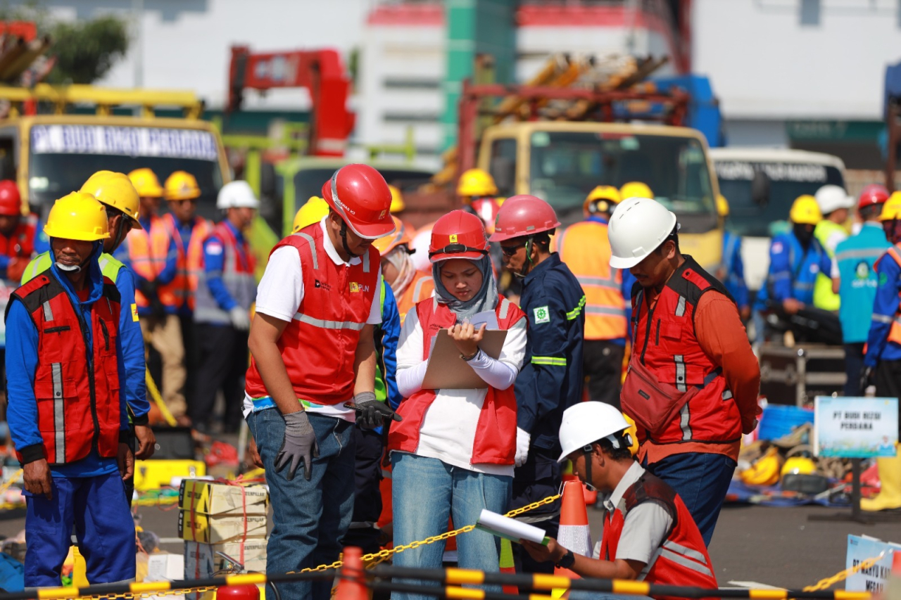 Ceklist peralatan dan perlengkapan mitra oleh tim pemeriksa dari PLN UID Jawa Timur.