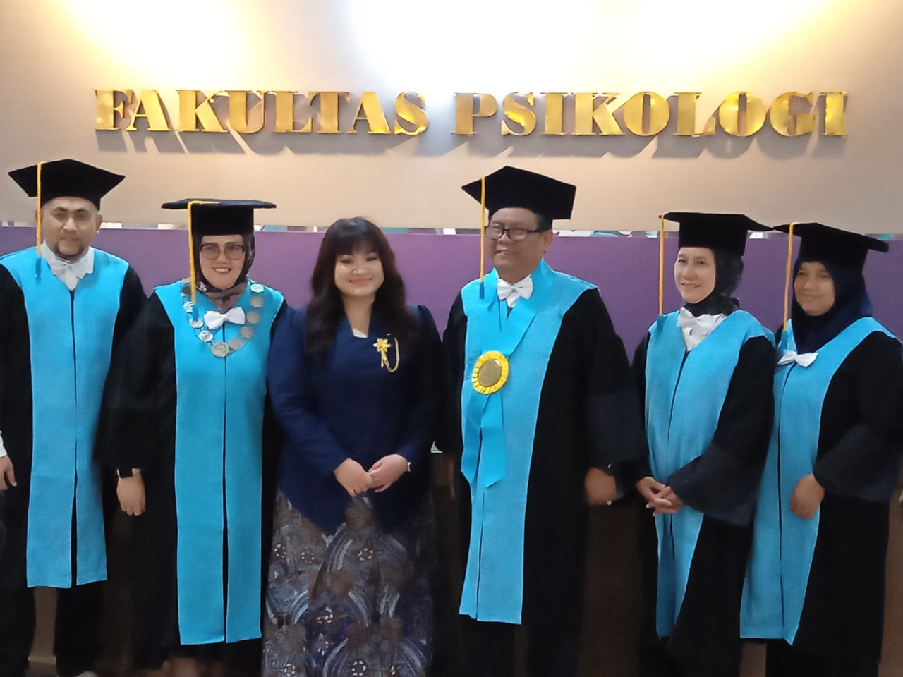 Anggota DPRD Surabaya, Herlina Harsono Nyoto ( tengah )resmi menyandang gelar Doktor Psikologi ( Foto : Soemadji / Jatimkini.com )