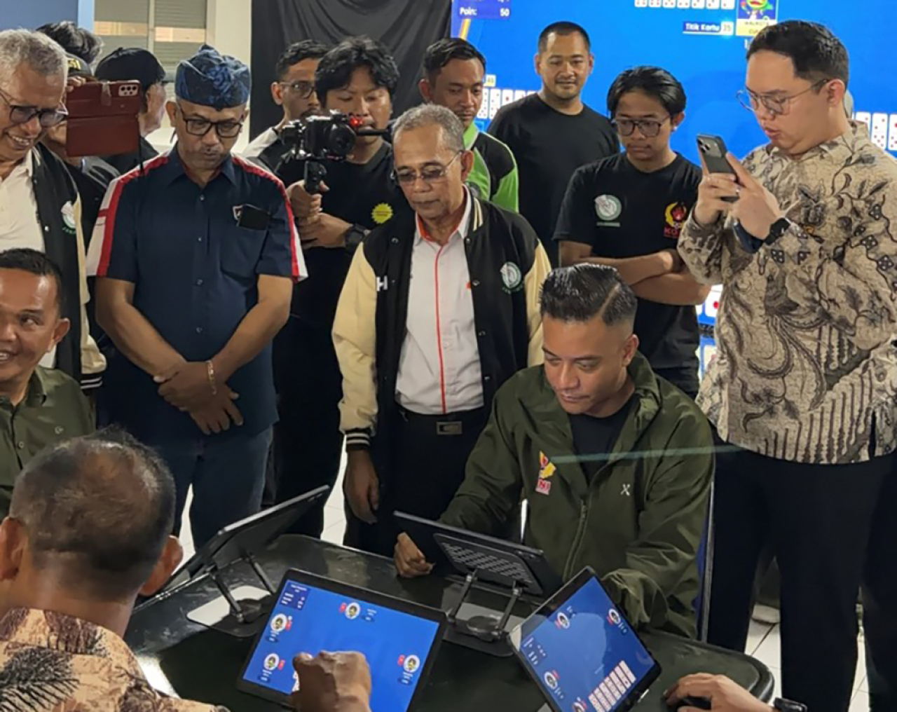 Ketua Pordi Jawa Timur, M.Ilyas (berdiri memakai jaket) bersama Ketua KONI Surabaya, Arderio Hukom (duduk kanan) di sela turnamen Piala Wali Kota Surabaya. (Foto: dok.HGI)