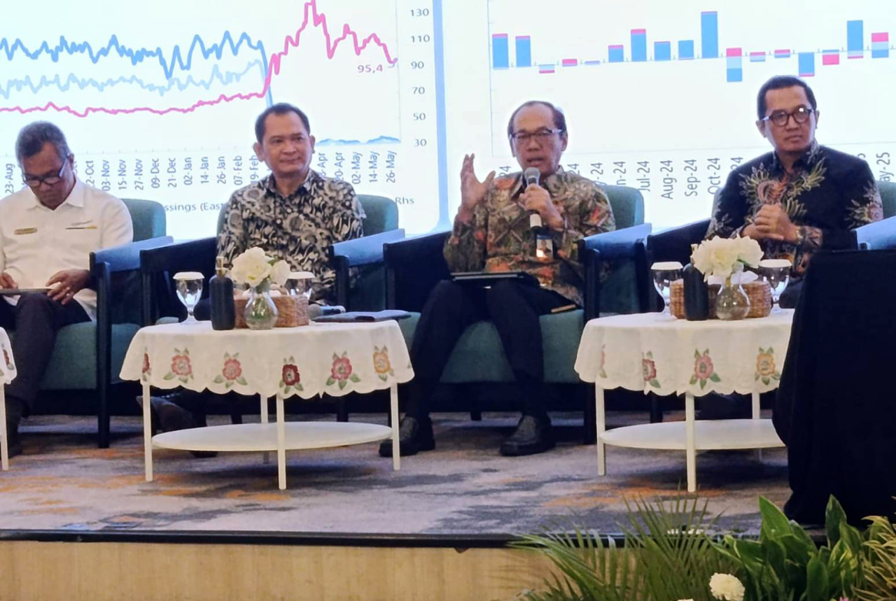 Plh Kepala Otoritas Jasa Keuangan OJK Jawa Timur, Horas V. M. Tarihoran (dua dari kiri) di sela media briefing, Snin (22/6/2026). (Foto: Rochman Arief/jatimkini.com)