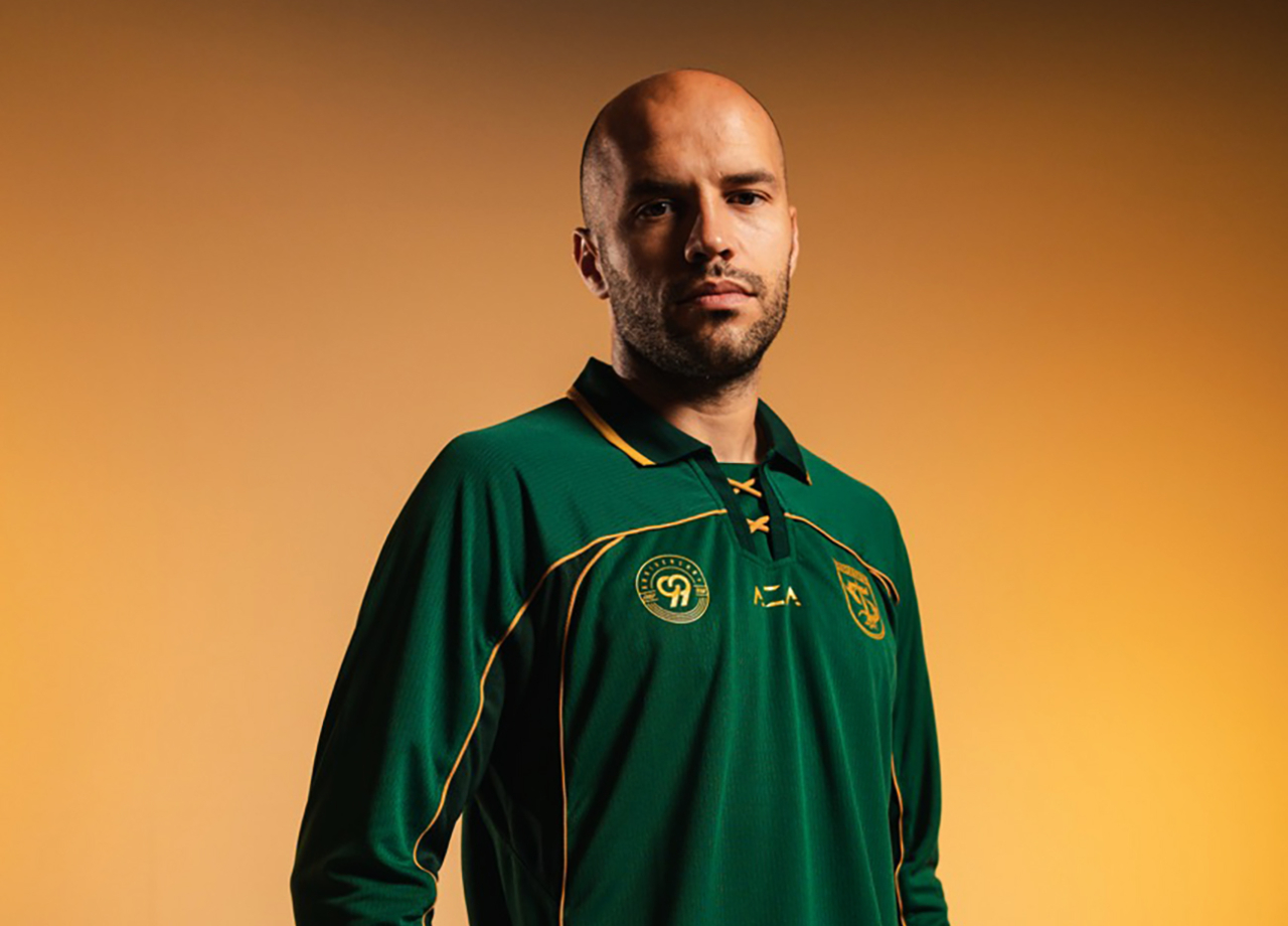 Risto Mitrevski memamerkan jersey anyar Persebaya menyambut 99 tahun usia klub. (Foto-foto: Official Persebaya)