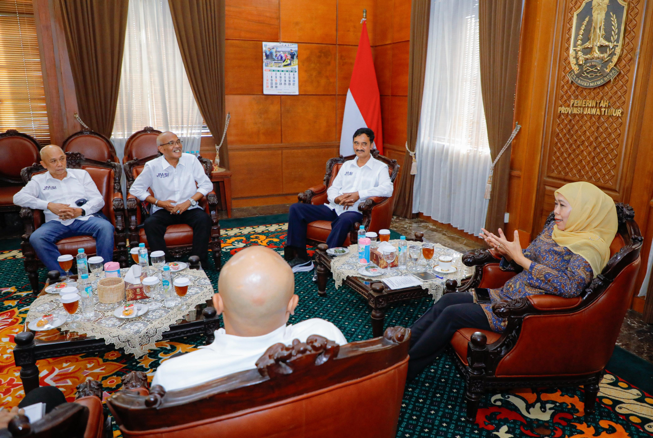 Jajaran JMSI Jatim saat audensi dengan Gubernur Jatim membahas untuk meningkatkan kualitas pengelolaan media secara profesional ( Foto : istimewa )