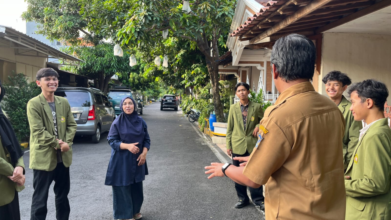 Tim KKNT UPN Veteran Jatim Dorong Warga Semolowaru Untuk Pengelolaan Sampah Labih Baik