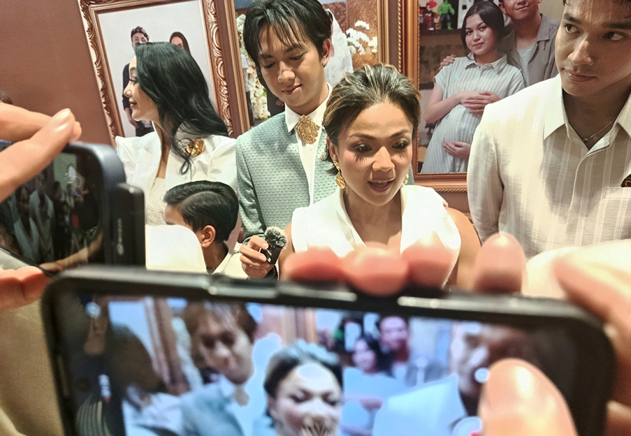 Nirina Zubir saat berbagi kisah film Jangan Buang Ibu di XXI, Pakuwon Mall, Surabaya Kamis (18/6/2026). (Foto: Rochman Arief/jatimkini.com)