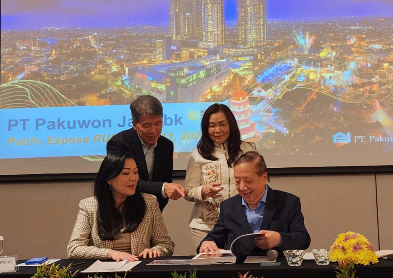Corsec PWON Minarto Basuki (berdiri), GM Finance Fenny (berdiri), Direktur Wong Boon Siew (duduk), Presdir PWON Stefanus Ridwan (duduk) usai menggelar RUPS. Foto : Peni Widarti
