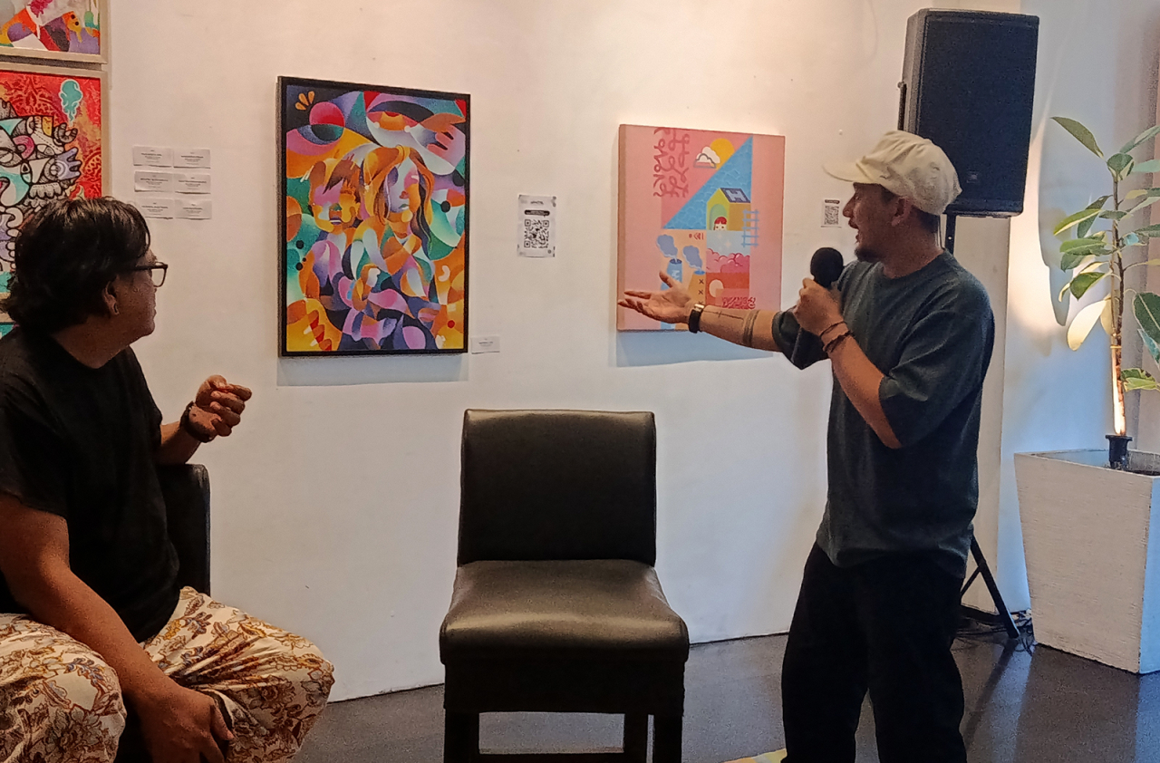 Alfajar Xgo (kanan) menunjukkan karyanya bersama Rony Sanjaya dalam pembukaan Pemeran Lukisan Fraktal Surabaya. (Foto: Rochman Arief/jatimkini.com)