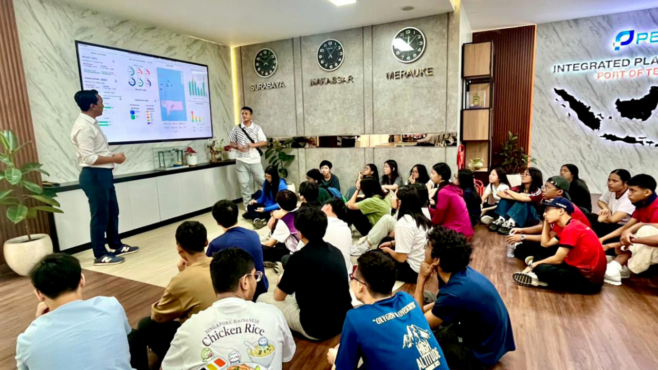 Queensway Secondary School Singapura menerima materi di dalam kelas saat mengunjungi Terminal Teluk Lamong. (Foto: dok.TTL)