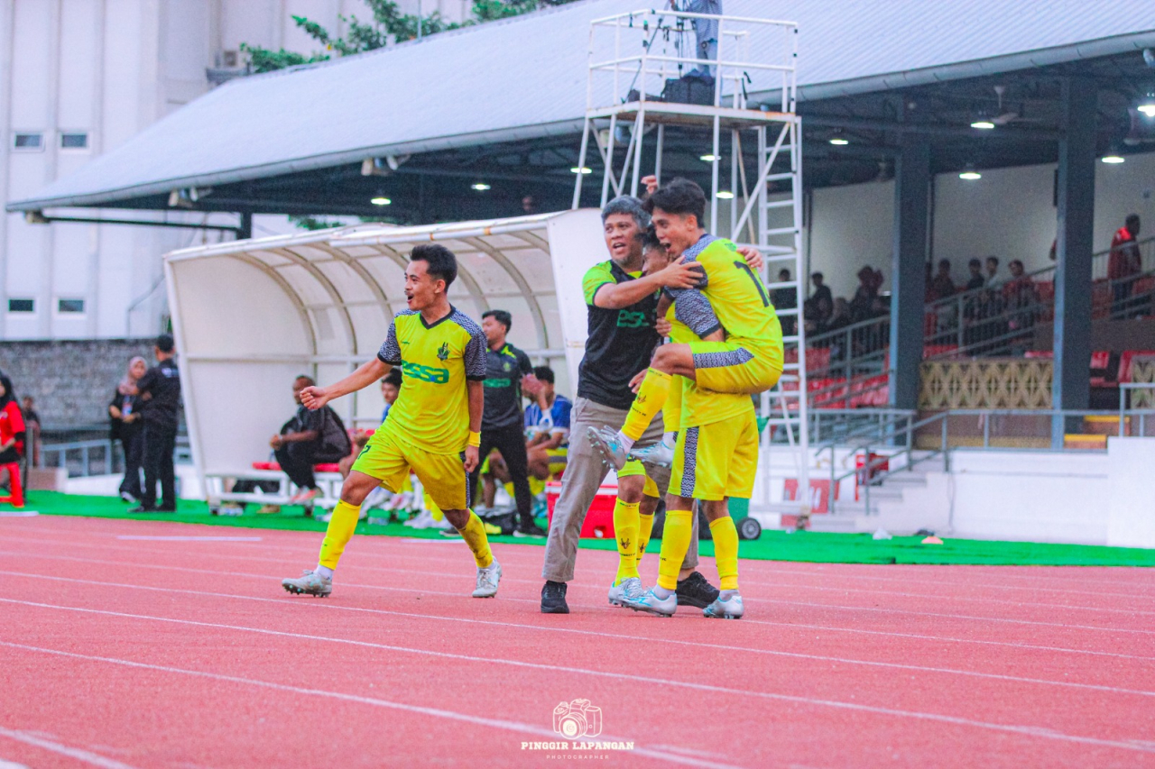 Pemain dan official Celebest FC berselebrasi usai memastikan langkah ke 32 Besar Liga 4 Nusantara. (foto: Celebest FC)