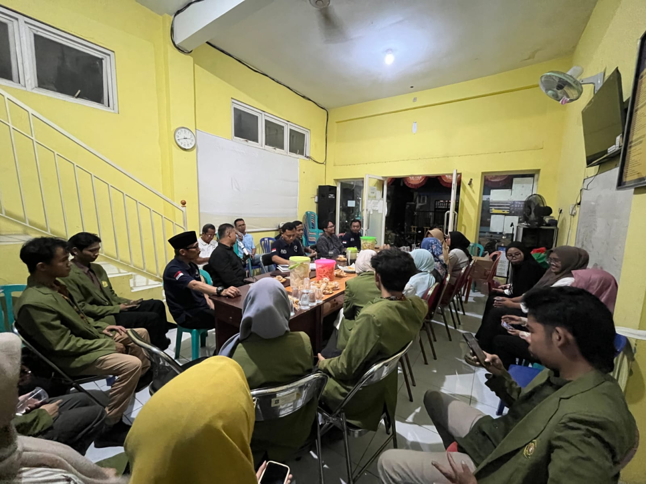 Mahasiswa UPN Vetaran Jatim saat sosialisasi dengan warga membahas program pengelolaan sampah ( Foto : Istimewa )