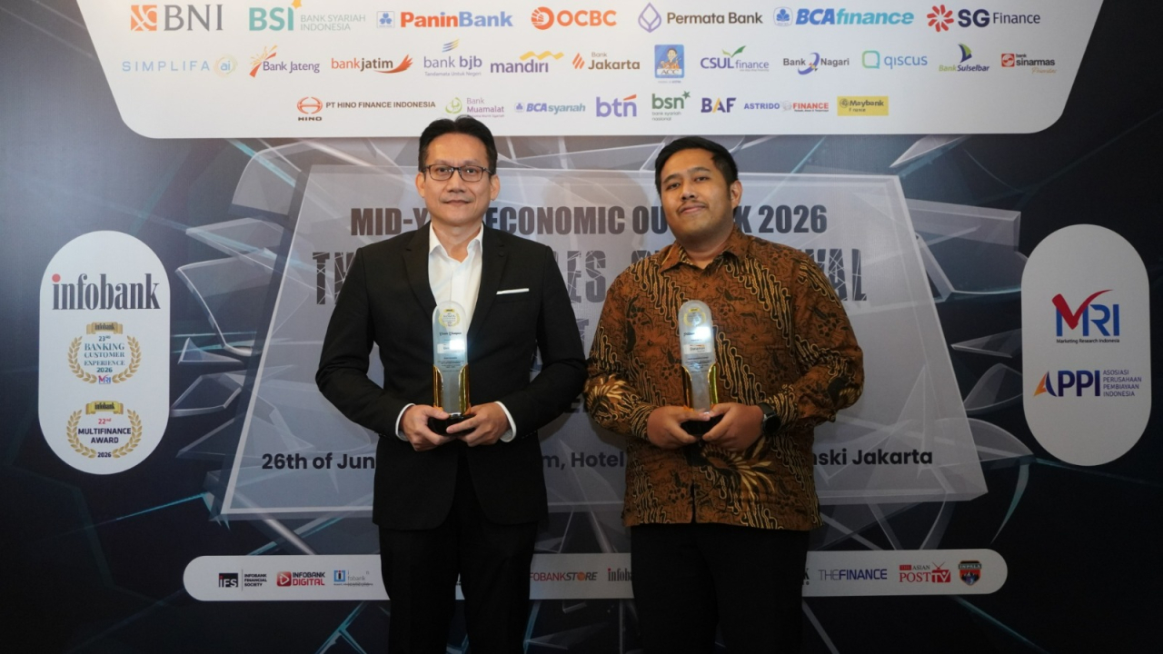 Branch & People Management Head Danamon, Yusno Kadino dan Product & Portfolio Management Unit Head Danamon, Galih Agung Permadi menerima penghargaan. Foto: dok. Danamon