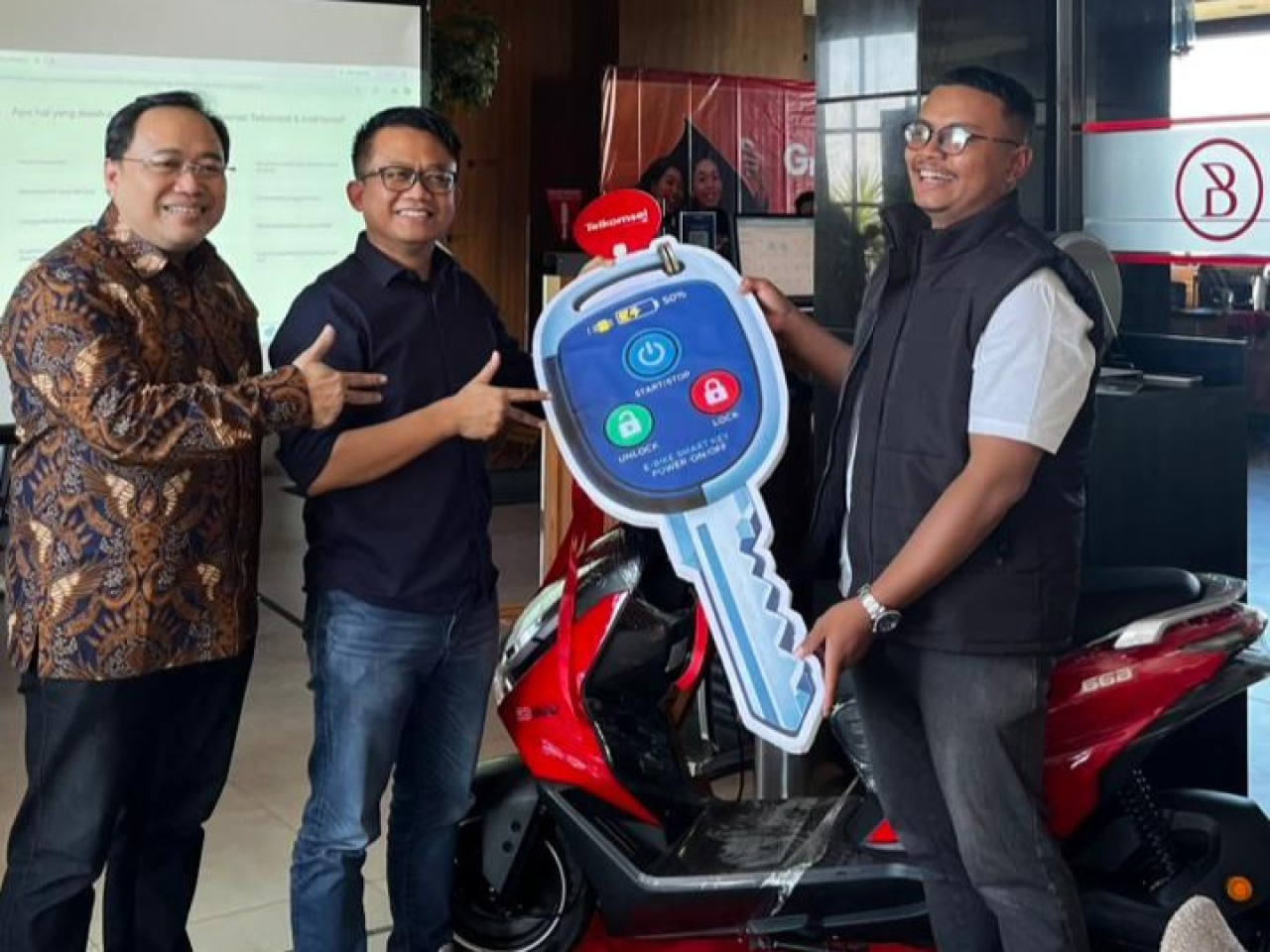 Pelanggan Telkomsel Prestige, Rendra Masdrajat berhasil mendapatkan sepeda motor listrik dengan menukarkan 129 ribu Telkomsel Poin. Foto: Dok. Telkomsel